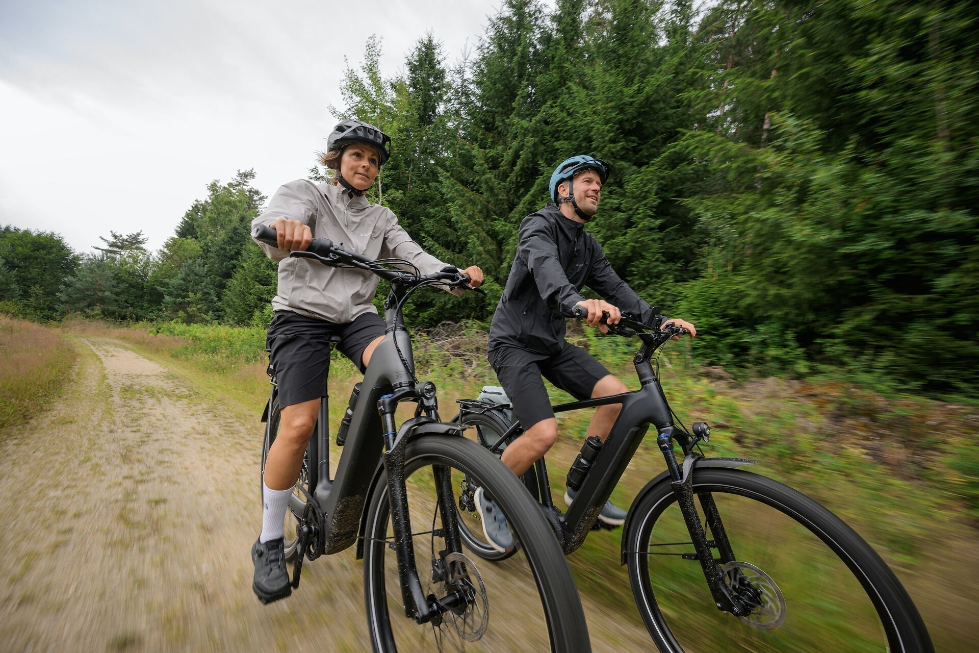 DE BESTE E-BIKES VOOR LANGE FIETSTOCHTEN