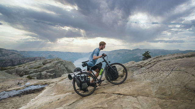 fietsers met trekking fiets van Cube in de bergen