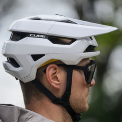 CUBE Mountainbike helmen in de bergen
