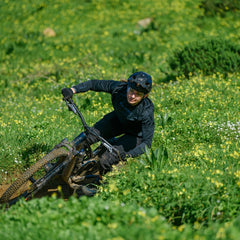 CUBE mountainbike met hydraulische vering en schijfrem op de trail