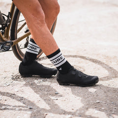 fietschoenen tijdens triatlon van CUBE op een rots