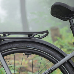 Een CUBE fiets met een CUBE bagagedrager op het frame