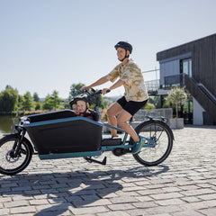 Man met kinderen in elektrische bakfiets van CUBE