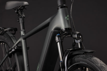 CUBE KATHMANDU HYBRID DELUXE PRO 800 BLACKFOREST/CHROME