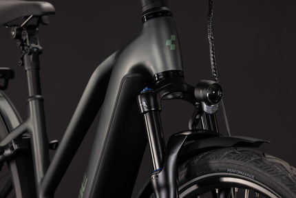 CUBE KATHMANDU HYBRID DELUXE PRO 800 BLACKFOREST/CHROME