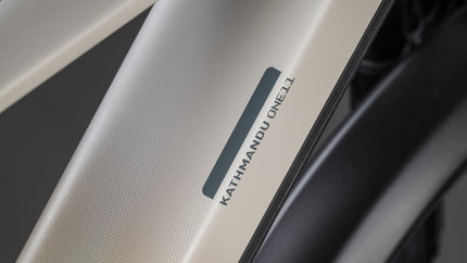 CUBE KATHMANDU HYBRID ONE11 HPC SLT 800 GLINTSAND/OATGREY