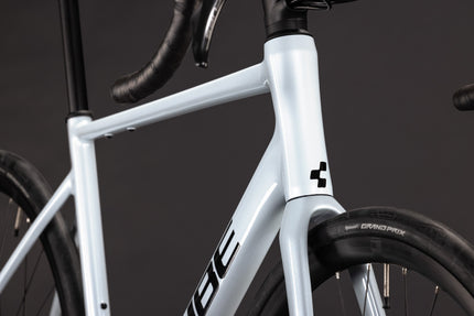 CUBE ATTAIN RACE GLACIER/BLACK