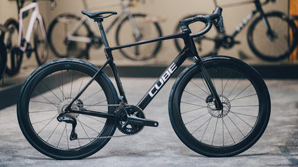 CUBE ATTAIN C:62 SLT CARBON/WHITE