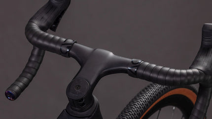 CUBE NUROAD C:62 EXC CARBON/CRISSCROSS