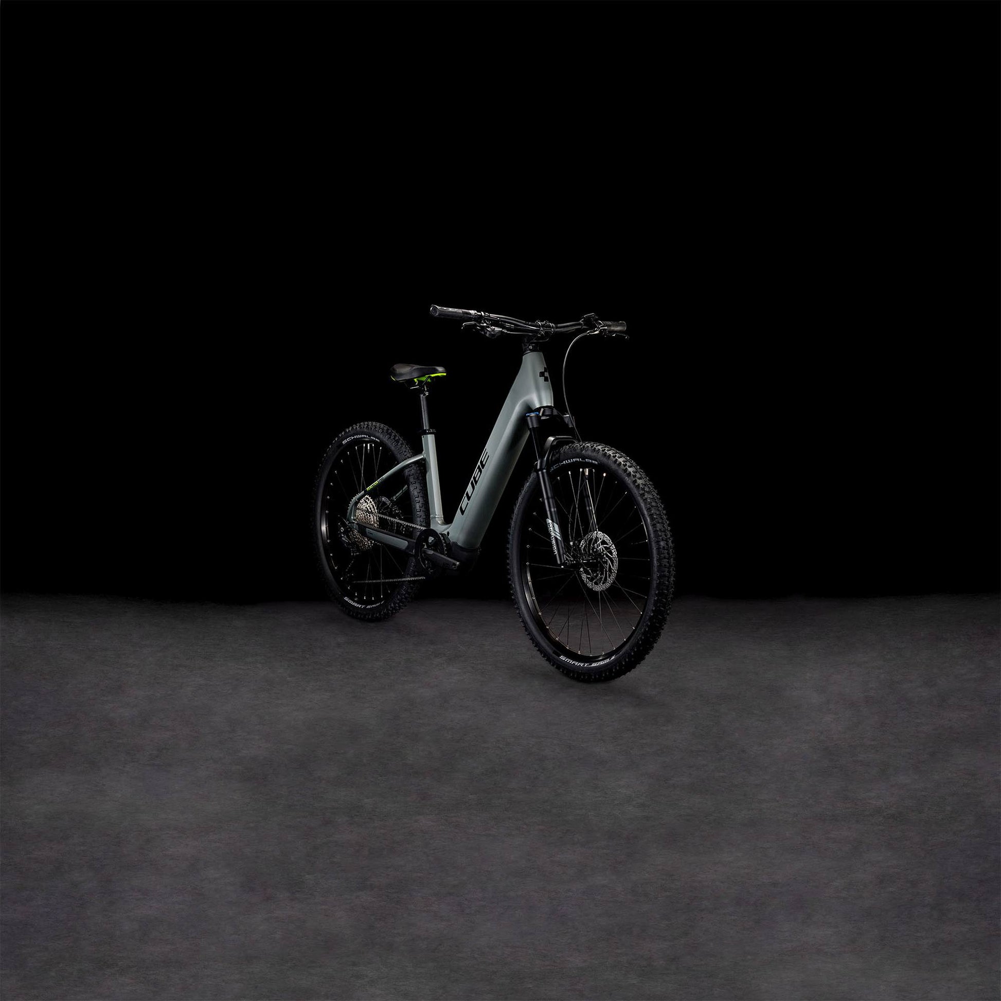 un VTT Cube batterie durable combinant autonomie fiable, puissance moteur élevée, confort de suspension et composants robustes