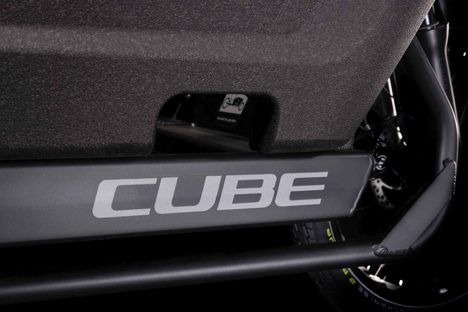 68925020_BUILTSEAT_6